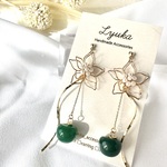 パールフラワーと濃い青りんごのピアス/イヤリング