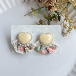 ベージュハート×ホワイトインド刺繍リボンピアス／イヤリング