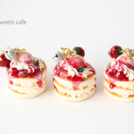 ３段アイスベリーパンケーキのチャーム（ストロベリー）