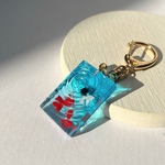 赤、黒金魚の（ブルー×アクアブルー）キーホルダー /  水面 / レジン