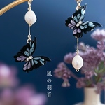 【風の羽音】蝶モチーフ 正絹×淡水パール ピアス／イヤリング［蝶モチーフ × 秋の花 × パール ］