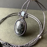 天然石ヌーマイト(大)のマクラメペンダント