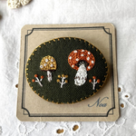 オレンジ色と黄色のキノコ　刺繍ブローチ