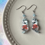 猫型　青空と彼岸花のピアス　イヤリング　レジン　金具変更　サージカルステンレス　樹脂　ノンホール　秋　雲レジン