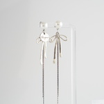 《可憐に揺れる》リボン×パールのシルバーピアス/イヤリング　大人可愛い　人気　軽い　シルバー　フォーマル　オフィス　デート　華奢　揺れる　パール　シンプル　りぼん