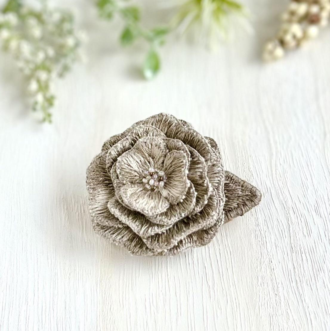 刺繍花のブローチ 紫色 - bloomy's GALLERY | minne byGMOペパボ 国内