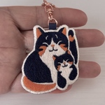 かなさん親子猫の刺繍キーホルダー