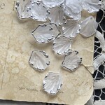 【10粒】15×17mm/フロストクリア×シルバーペイント/花びらパーツ