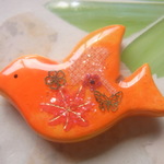 ◇1252　オレンジペコ　🍁紅葉　小鳥のブローチ🐦∻∻∻🎶（中サイズ）