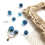 軽い着け心地。ブルー煌めくマーブルイヤーカフ　片耳用　ドイツ製アクリルビーズのアクセサリー