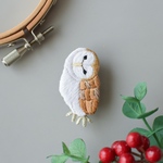 目が合っちゃう。メンフクロウの手刺繍ブローチ