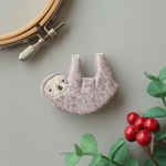 ナマケモノ手刺繍ブローチ【B】
