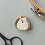 ハリネズミの手刺繍ブローチ（ごろん）