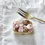 カフェオレと淡いピンクチョコレートのピルケース