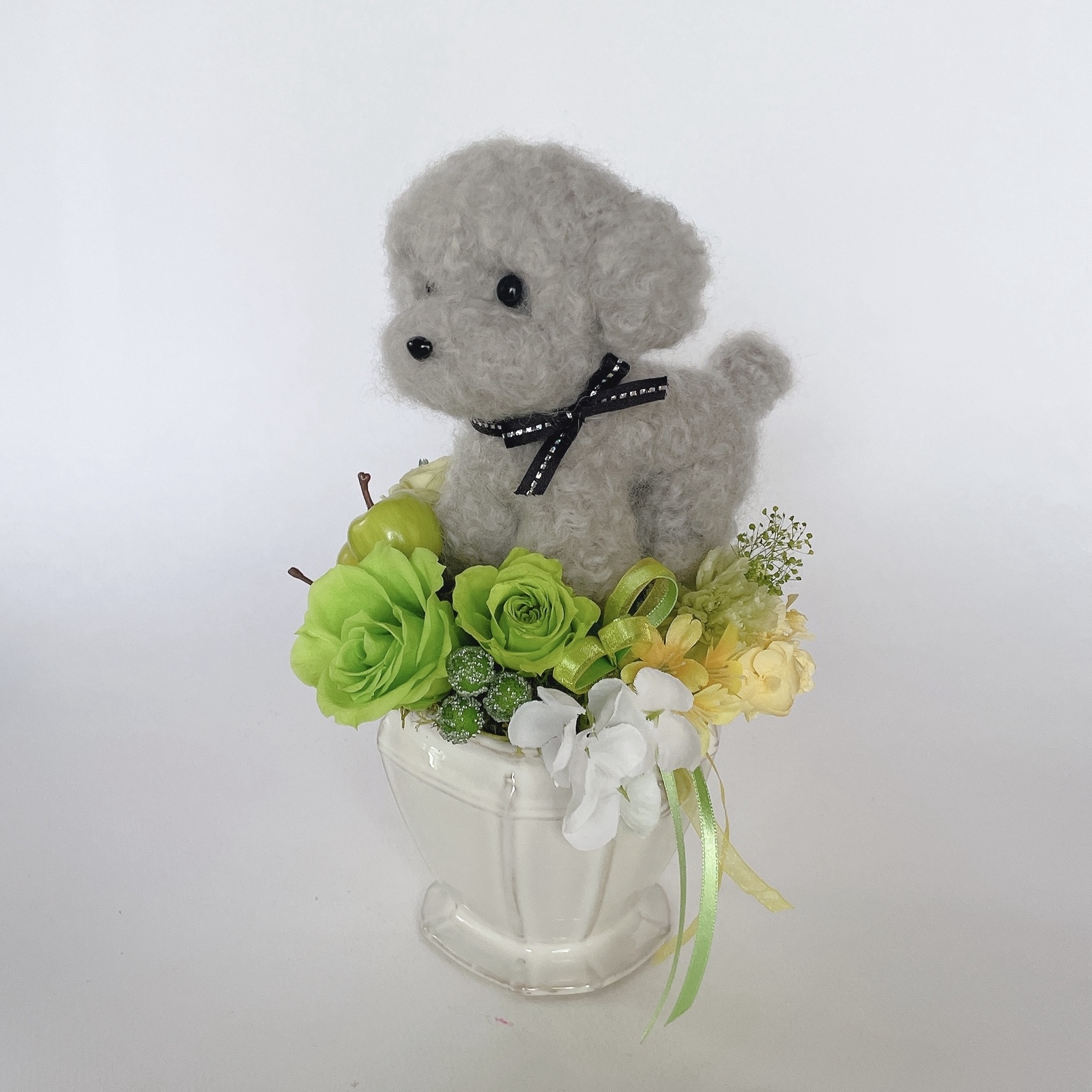 トイプードル（グレー）と青リンゴのプリザーブドフラワーアレンジメント　犬　母の日