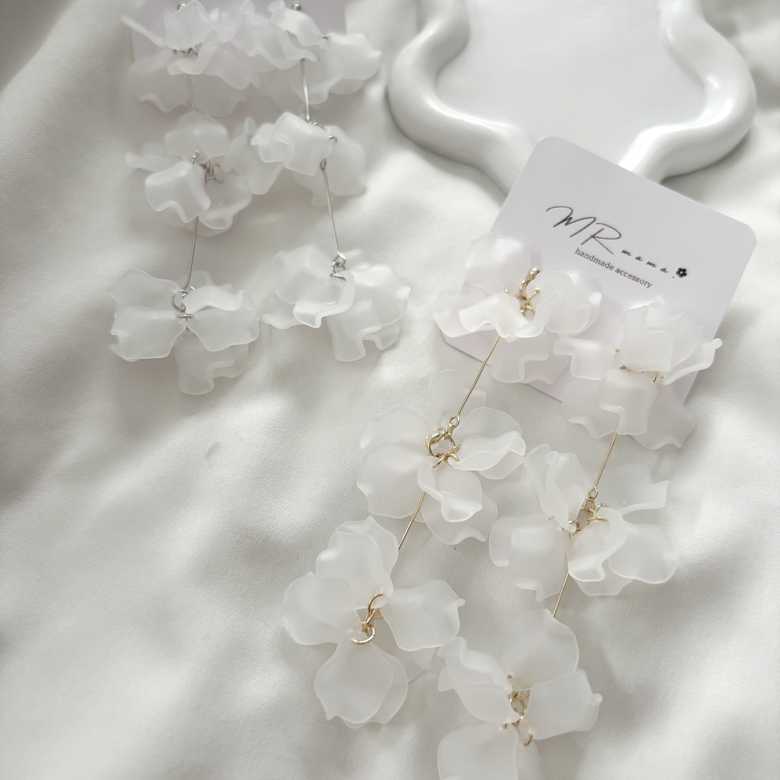 ﾋﾟｱｽ/ｲﾔﾘﾝｸﾞ)ホワイト アクリルフラワー 揺れる 三連 花びら