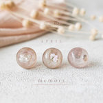 ノスタルジックなくすみピンクのうるうる丸ピアス