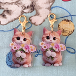 花束を持つやさしいお顔の茶トラ猫ちゃんチャーム/両面プリント/アクリル立体チャーム/コインケースやポーチに