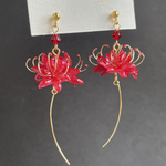 彼岸花の耳飾り　赤