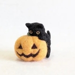 【受注作成】羊毛フェルトのハロウィン飾り   ジャック・オ・ランタンに乗りたい黒猫