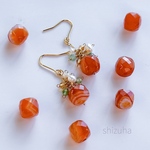 【再販】カーネリアンと淡水パール、小さな天然石のピアス/イヤリング　| オレンジ　華やか　揺れる　縞模様　ストライプ　オフィス　ノンホール　ピアス　秋