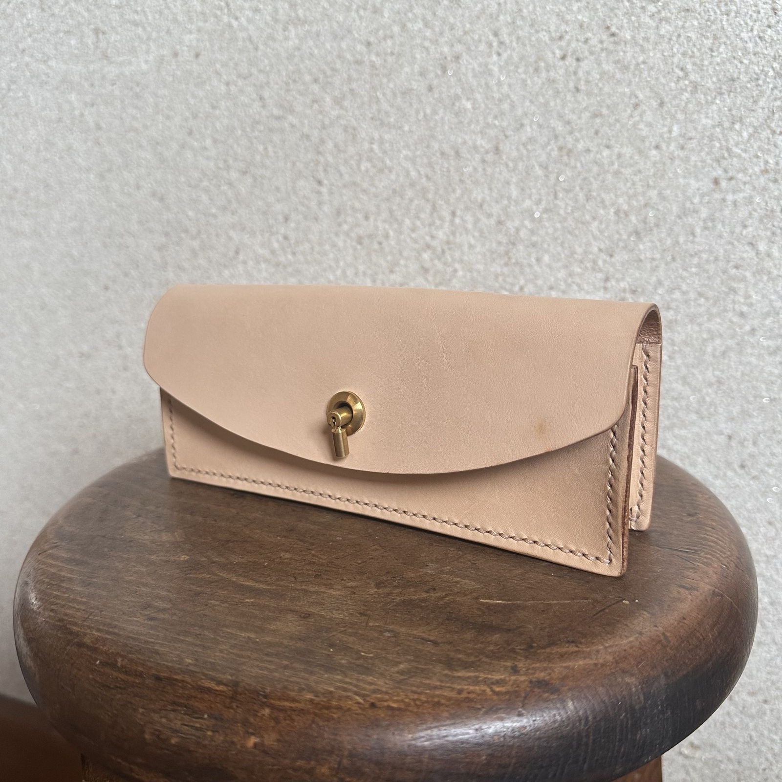 オコシ金具の革の小物入れ　　　小物入れ　眼鏡ケース　筆箱　真鍮　オコシ金具　革　牛革　本革　レザー　ヌメ革　ナチュラル