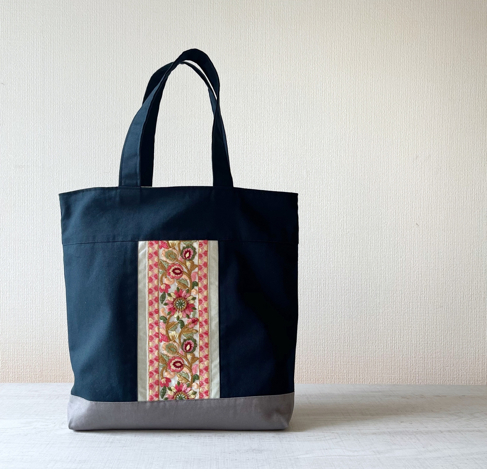 インド刺繍のリボン舞う艶やか花トートバッグ