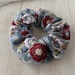 【シュシュ･ 107】インド刺繍リボン🎀静寂に咲く、紅と淡花／インド刺繍リボン