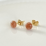 〈リニューアル〉宝石質サンストーンのスタッドピアス　サージカルステンレス　金色