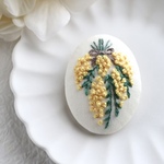 ミモザの刺繍ブローチ（オーバルスワッグ）