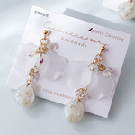 〝ふわり〟　ホワイト　かすみ草　チェコビーズ　揺れる　羽　手染めビーズ　イヤリング　ノンホールピアス　ピアス　フックピアス　ボールピアス　サージカルステンレス　ニッケルフリー　秋　冬　白　上品　清楚