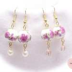 揺れる花柄のピアス