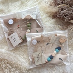 出産祝い お誕生日プレゼント　男女OK 万能落下防止ホルダー×シリコンエプロン 名入れOK 男の子 女の子 かわいい