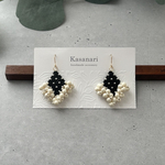 Point à Point blanc（ポワン・ア・ポワン・ブラン） ─ ドット柄の白黒モノトーン×ミルキーホワイト樹脂パールピアス／イヤリング