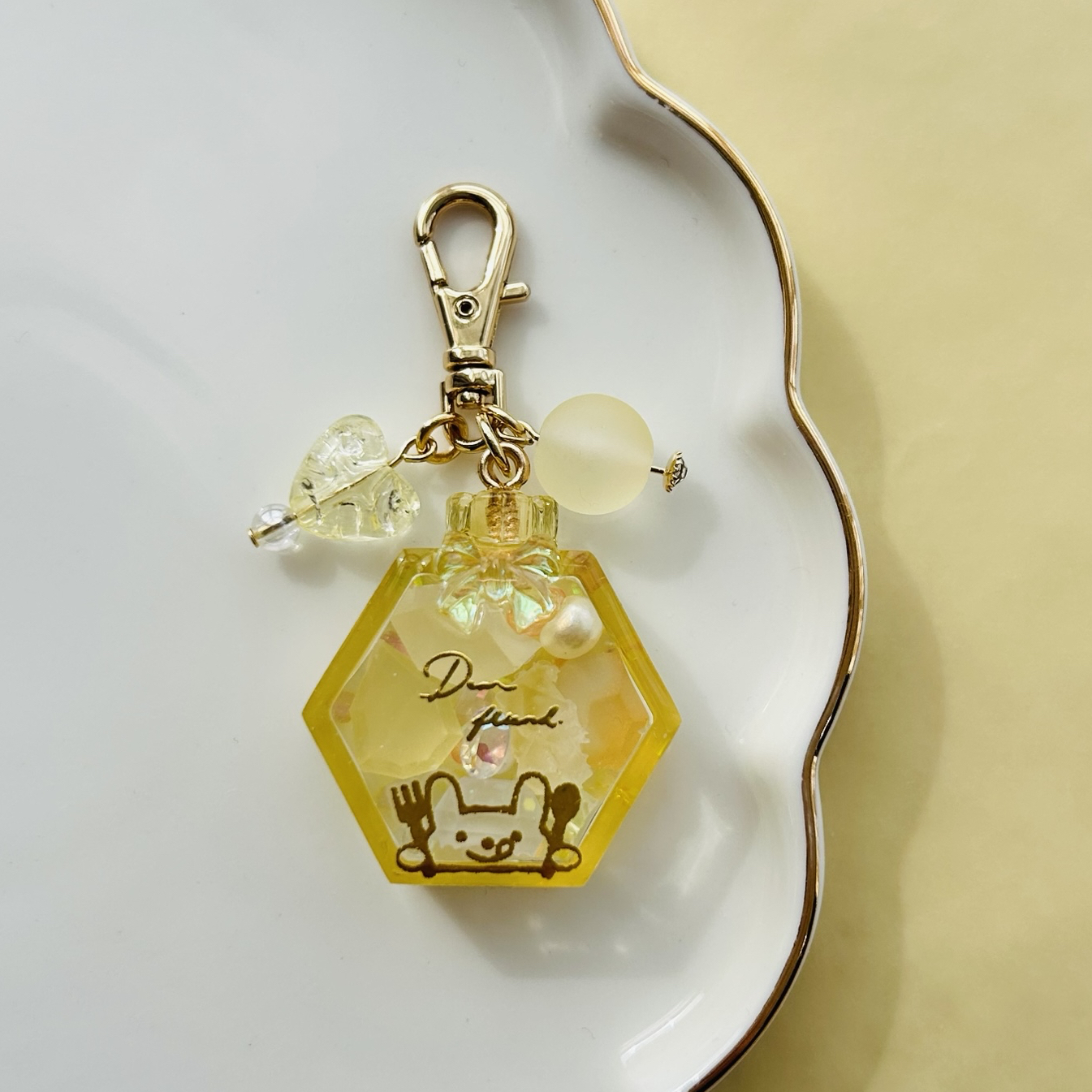 ハンドメイド　ゴールドの王冠付き小瓶と透明な琥珀糖キーホルダー 琥珀糖 - キーホルダー・ストラップの人気通販 | minne byGMOペパボ