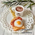 ミニチュアフード　＊ベーコンエッグ山型トーストの朝食チャーム