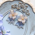 ホワイトコスモスのロゼット風ピアス/イヤリング