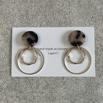 べっ甲×ダブルリングピアス 【ミルキー ベージュ】秋冬ピアス  イヤリング、金属アレルギー対応ピアスはオプションからご選択ください