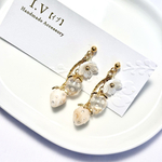 いちご　ピアス　クリア×ホワイト/ハンドメイドピアス　苺　イチゴ　可愛い　かわいい　金属アレルギー対応　サージカルステンレス　送料無料　白　透明　クリア