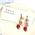 いちご　ピアス　／ハンドメイドピアス　いちごピアス　苺ピアス　イチゴピアス　かわいいピアス　可愛いピアス　金属アレルギー対応　手作りピアス　サージカルステンレス