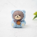 ちょこん！羊毛フェルトマスコット　くまの３兄弟　2025もこもこver. （濃い茶の子：水色）