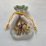 ふっくら犬の手刺繍　ミニ巾着　エアデールテリア 