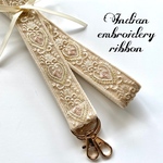 ♥preciousベージュのショルダーストラップ♥インド刺繍りぼん　携帯ストラップ　スマホストラップ　バッグストラップ　プレゼント　カメラ　スマホショルダー