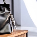 Twist Leather Charm - レザーバッグチャーム - レザーキーホルダー バックチャーム バックチャーム 名入り 刻印 イニシャル ペア ギフト プレゼント ブラック シルバー 