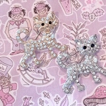 ラインストーンいっぱいの可愛い猫ちゃん立体ブローチ/ゴールド/シルバー/美しいデザイン/簡単ワンタッチピン