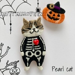 【再販】ハロウィン仮装ニャンコの刺繍ブローチ【キジ白】