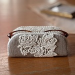 リネンとレース　ナチュラルお洒落なメガネスタンド　眼鏡置き