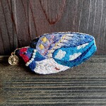 刺繍ブローチ　ツバメと金貨