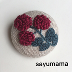 ☆刺繍☆くるみボタンのブローチ