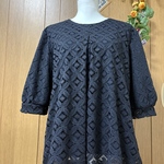 ブラックレースのシンプルプルオーバー
